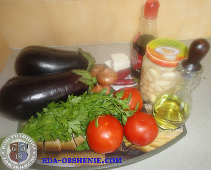 Продукты для приготовления рецепта баклажан с помидорами и фасолью