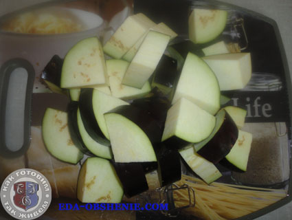 Порежем баклажаны крупными кусками